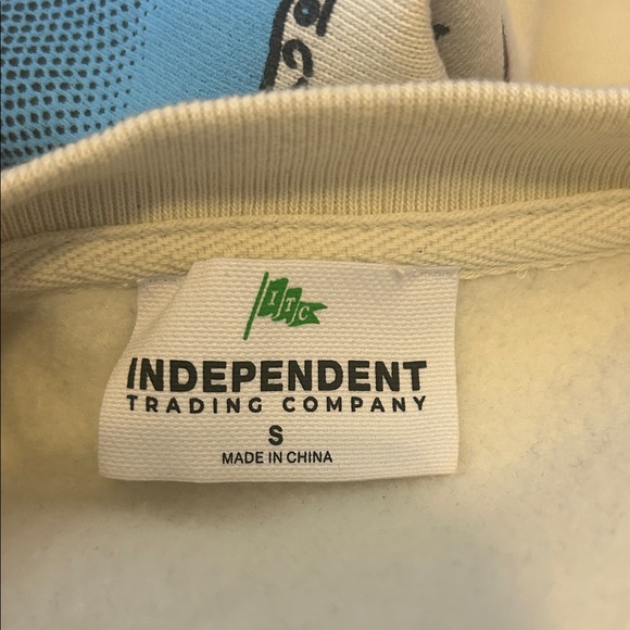 Twin Peaks Cream Crewneck Unisex Sweatshirt, Size Small - Picture 2 of 6